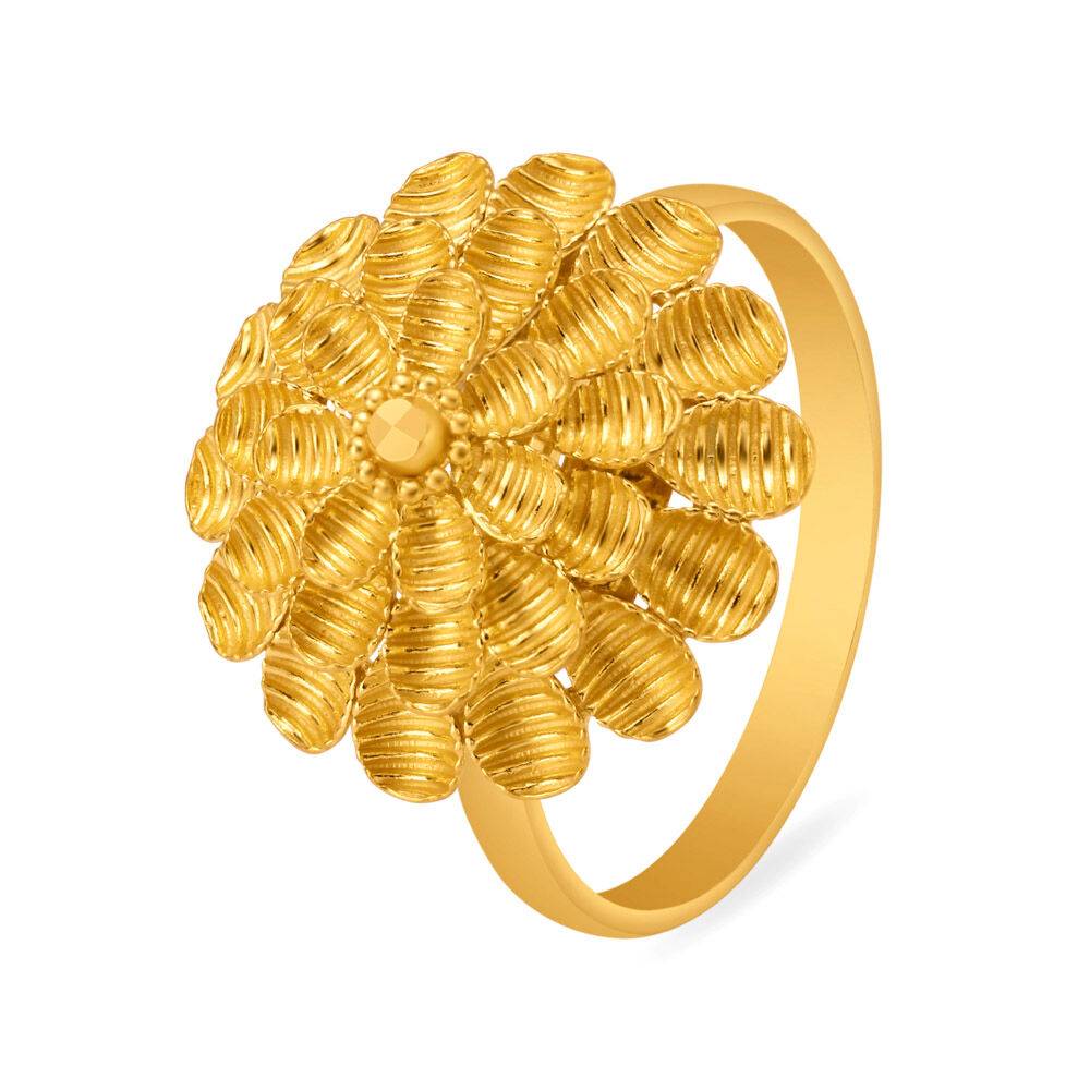 Carved Gold Finger Ring with a Radial Pattern