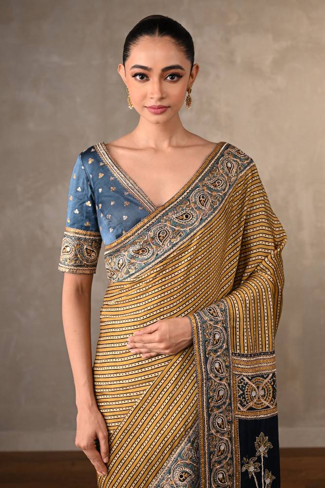 Golden Stripes Saree Set Buy at ₹24995