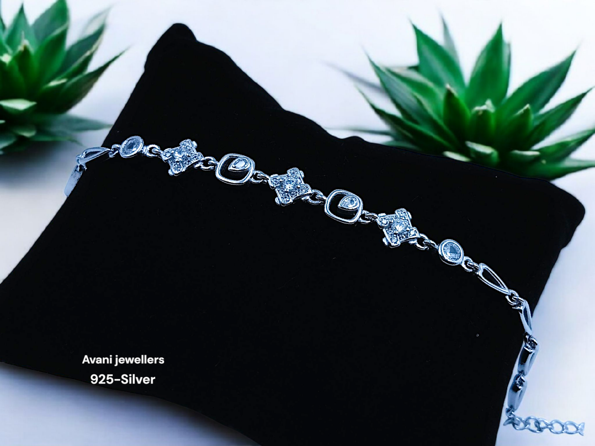 Silver Ladies Fancy Bracelet @ ₹2840