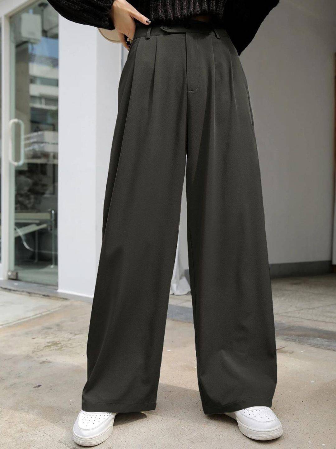 Kotty Women Relaxed Straight Leg Straight Fit High-Rise Easy Wash Pleated Trousers