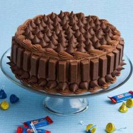 Crunchy Kit Kat Cake Buy at ₹699