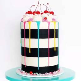 Rising Love Cake Buy at ₹1999