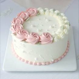 Decent Creation Cake Buy at ₹599