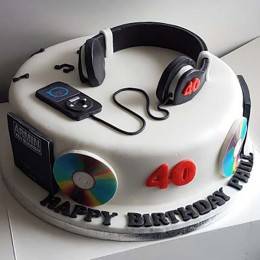 Headphone Connected Cake Buy at ₹2399