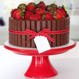 Strawberry Kitkat Cake Buy at ₹1049