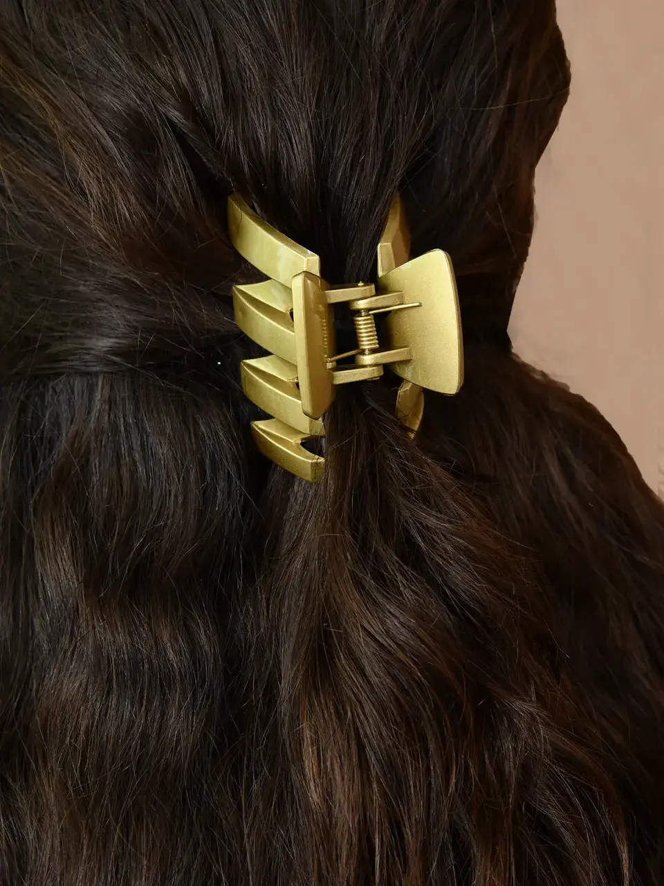 Feya Korean Golden Glam Zig-Zag Claw Buy @ ₹128