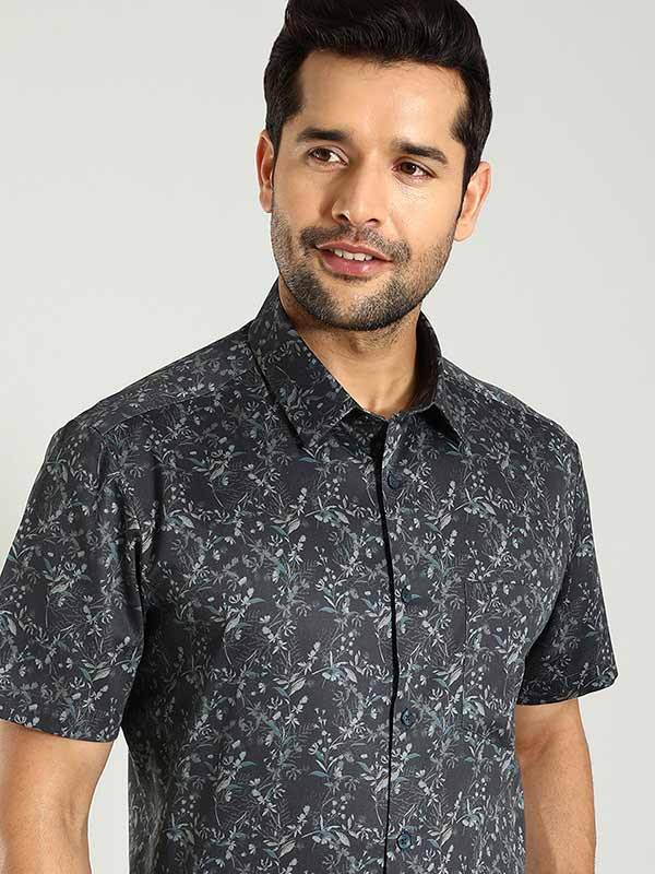 Men Printed Half Sleeve Cotton Stretch Shirt