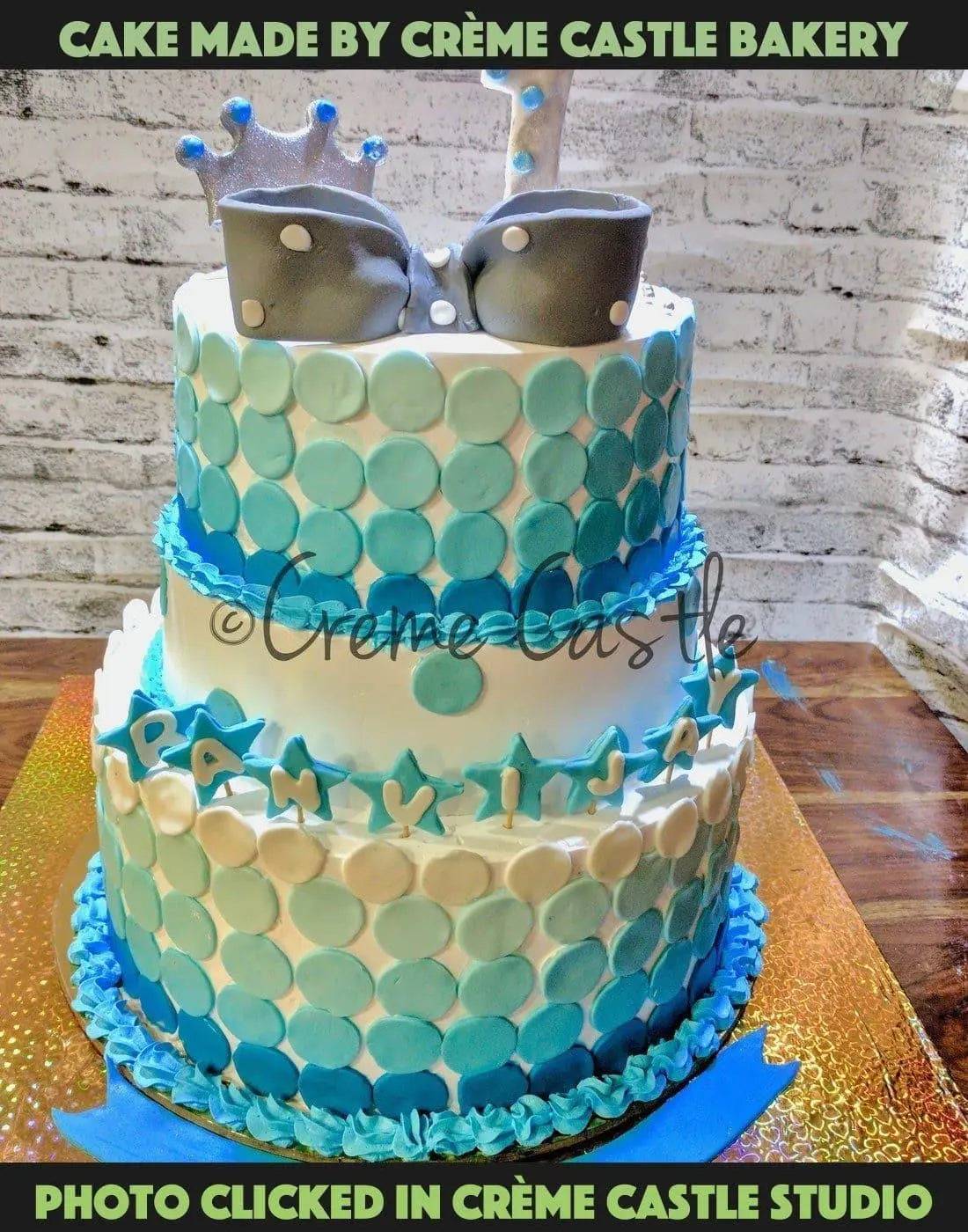 Blue polka dots color theme cake