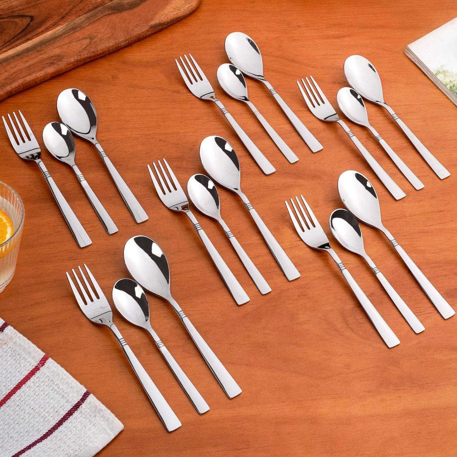 Ring Cut Stainless Steel Flatware Set Of 18 buy only at ₹795