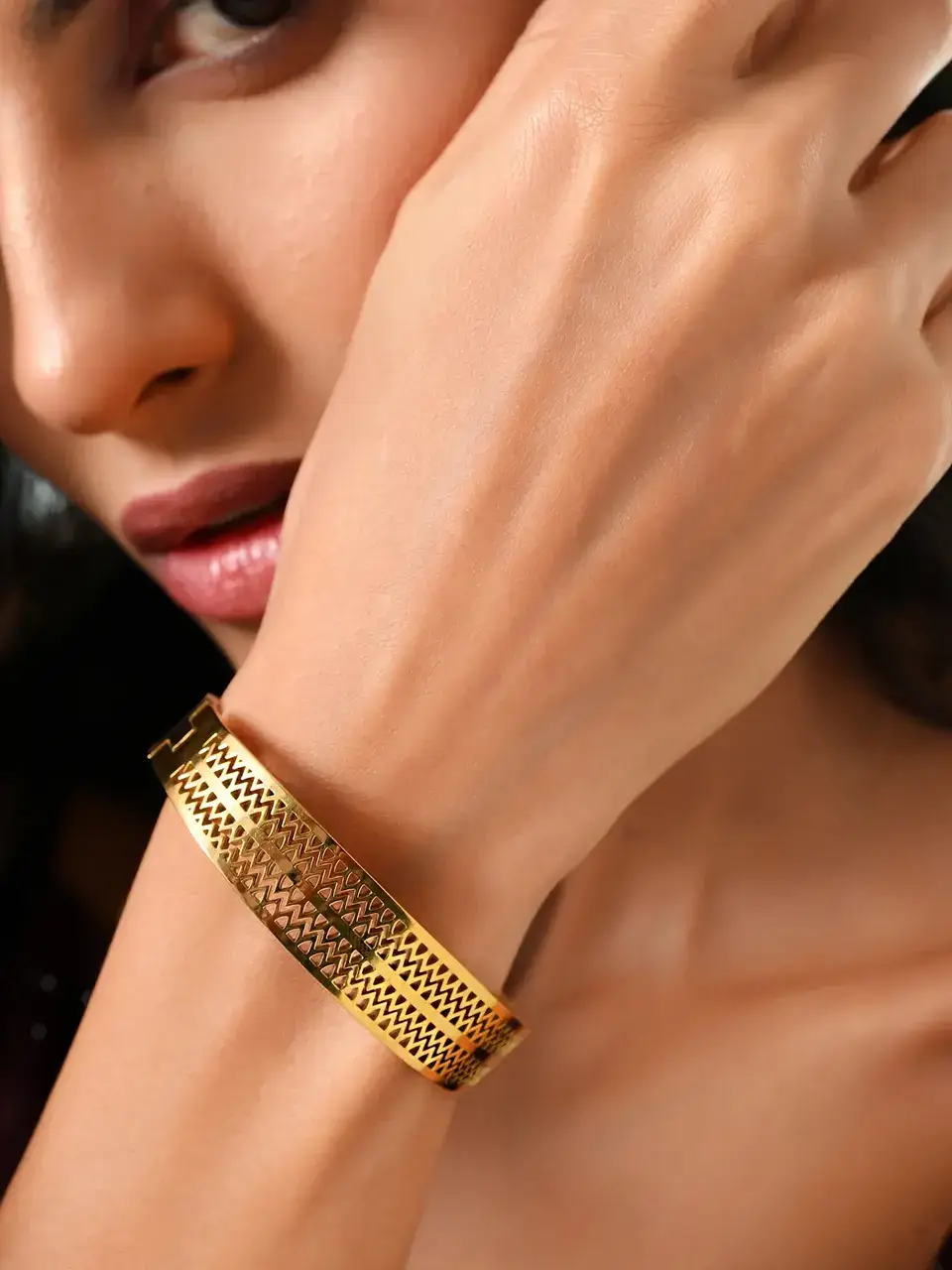 Sayda Jewels Aurelia Edge Kada Buy at ₹595