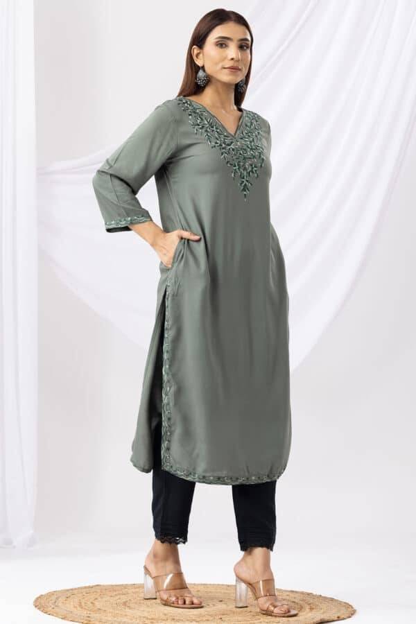 Green Embroidered Viscose Kurti with V-Neck & 3/4th Sleeves