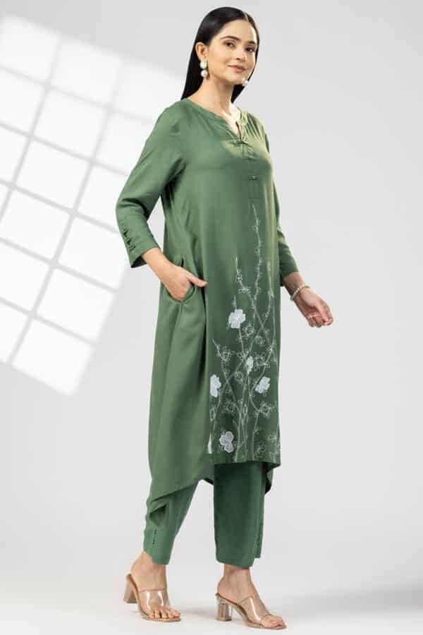 Green Rayon Slub Embroidered Kurti with Round Neck