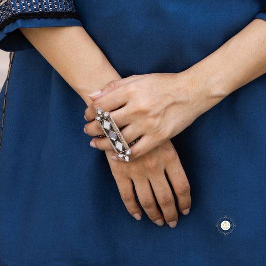 Soulful Sheesha, A Double Finger Ring