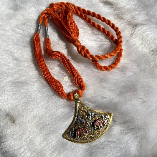 Elegant Bend  Thread Necklace