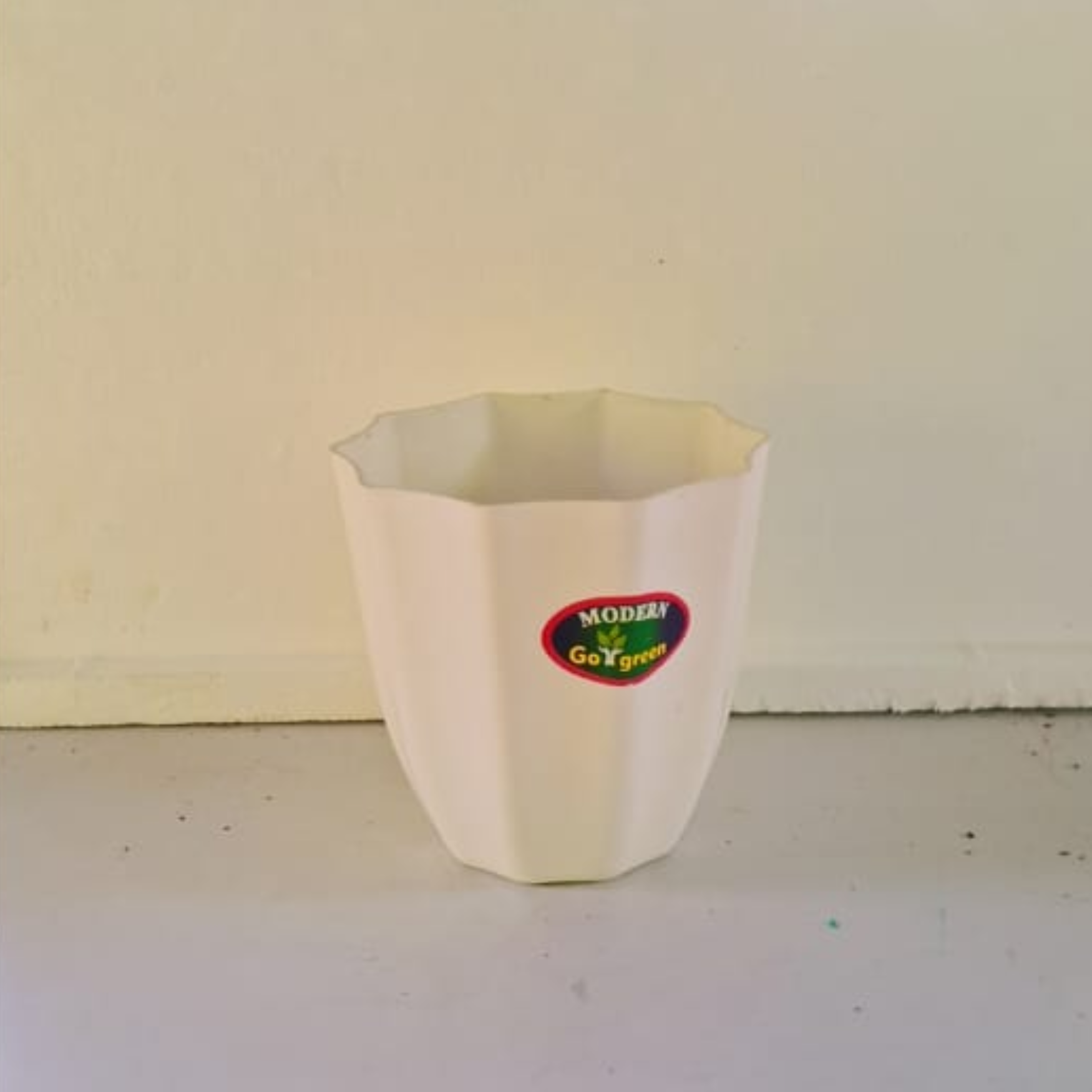 5" inch white plastic pot