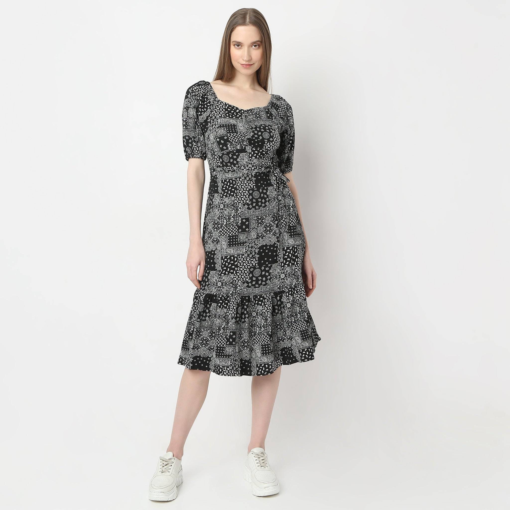 Flare Fit Printed Knee Length Sweet Heart Neck Olivia Short Sleeve Dress