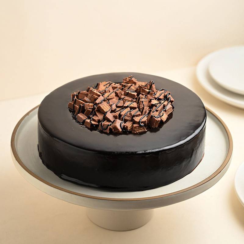 Yummy Kitkat Crush Cake