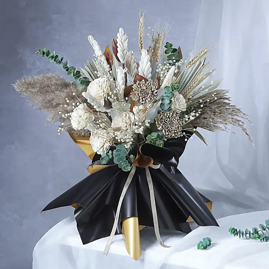 Biscoff Cake & Rustic Charm Sola Flower Bouquet