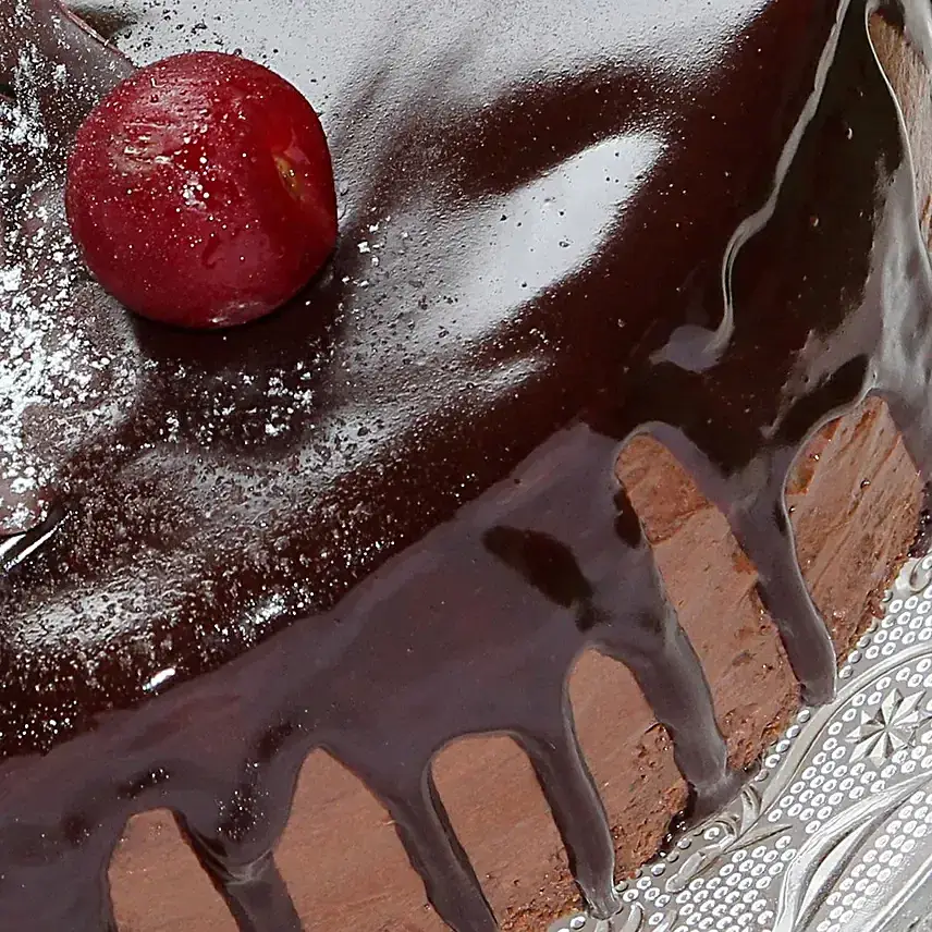 Dripping Chocolate Cake Half Kg