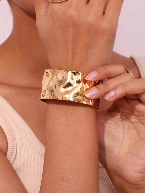 LIQUID GOLD - SHINY GOLDEN CUFF BRACELET
