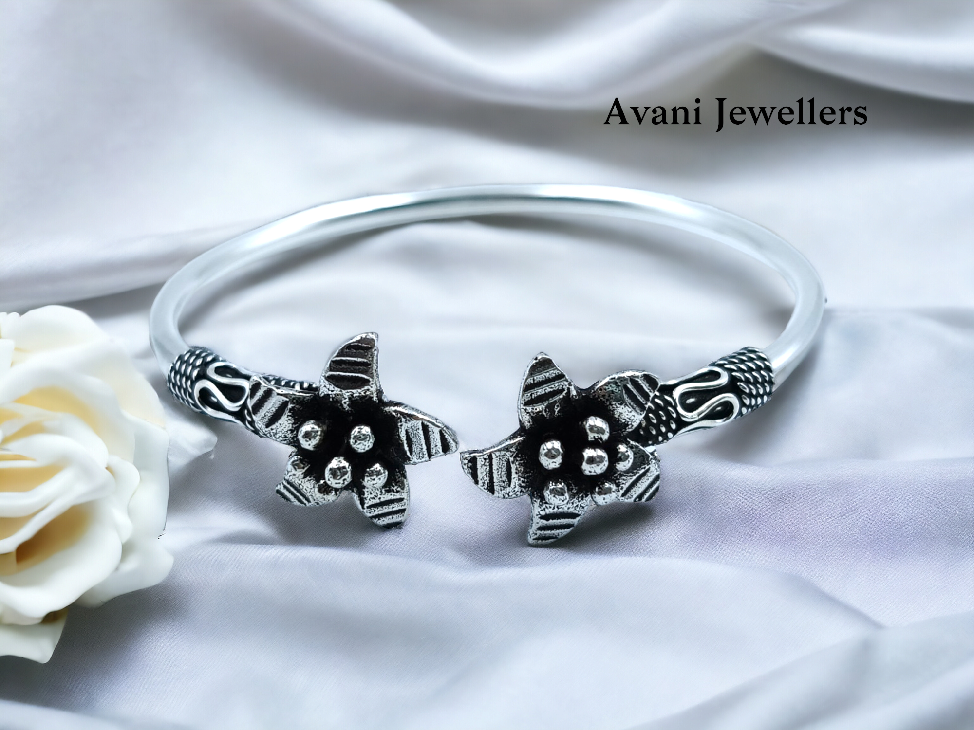 Silver Ladies Plain Kade @ ₹4396