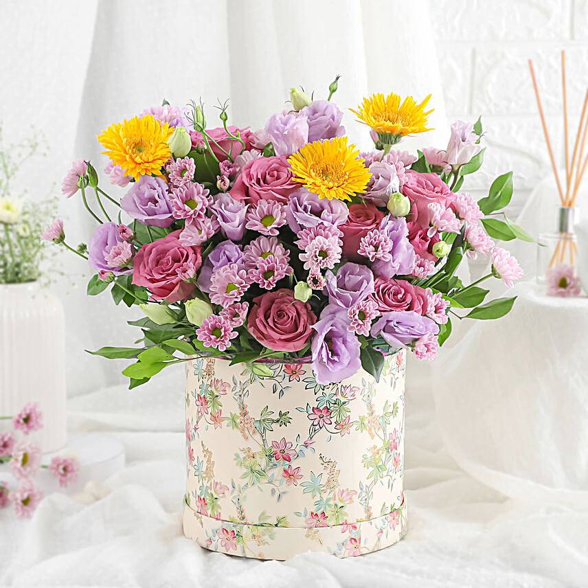 Pretty Grebera N Roses in Floral Box