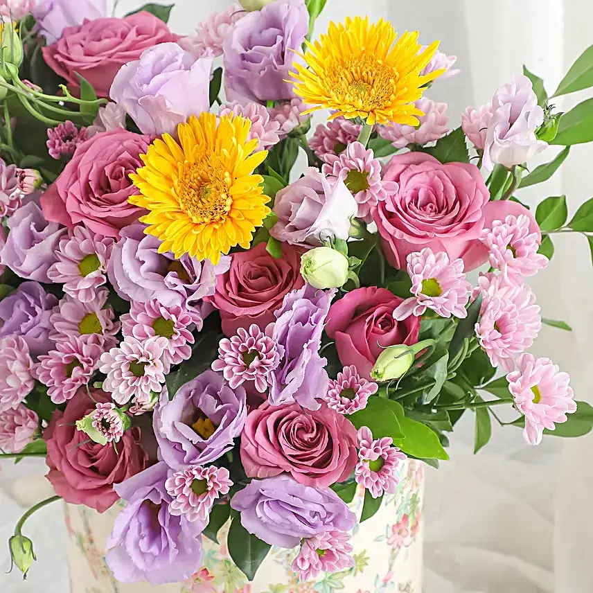 Pretty Grebera N Roses in Floral Box