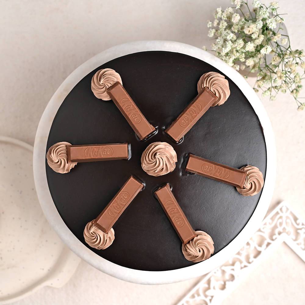 KitKat Crunch Chocolate Cake