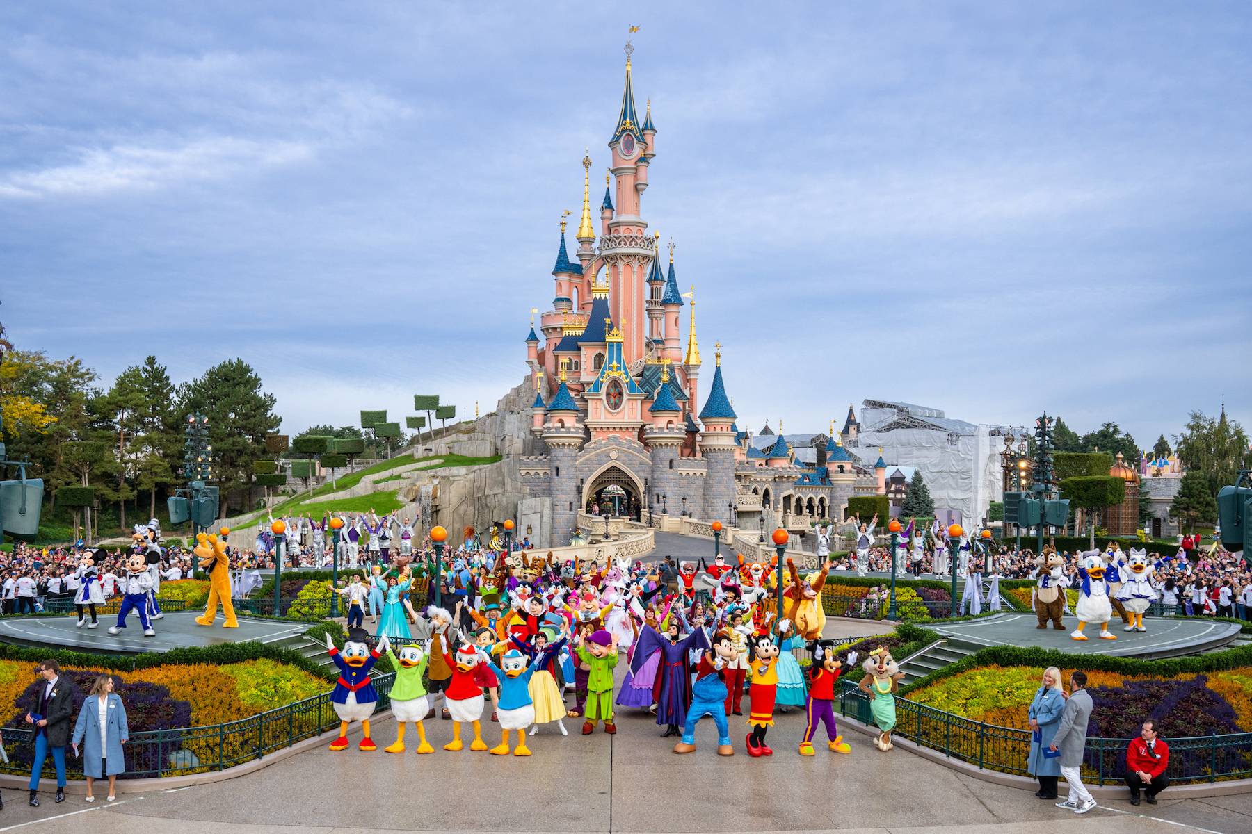 Best Charles De Gaulle to Disneyland - Paris airport Transfer